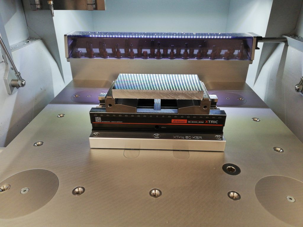 Modulspannplatte mit XTric 80 hinten quer auf einer Datron NEO